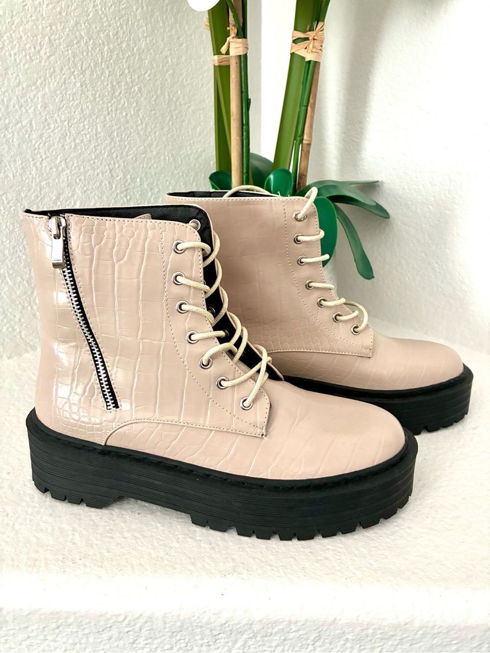 NWOT Boohoo women’s boots size 40